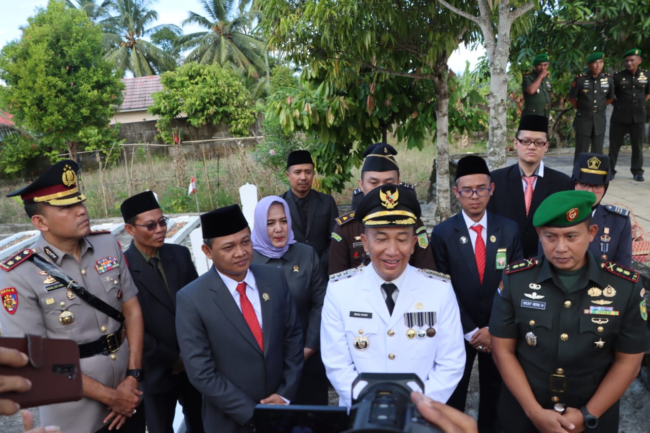 Pejabat Bupati Mulyadi Irsan Pimpin Tabur Bunga Di Makam Pahlawan