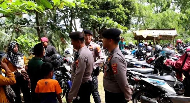 
 Petugas Kepolisian Polres Tanggamus saat Menyapa Pengunjung Pantai Terbaya Kota Agung, Rabu 26 April 2023. (Edi Hidayat/Prioritastv.com).