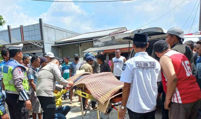 
 Polisi saat Mengevakuasi Korban Laka Lantas di Jalan Gunung Terang Bulok, Tanggamus, Rabu 3 Mei 2023. (Dok. Polres Tanggamus).