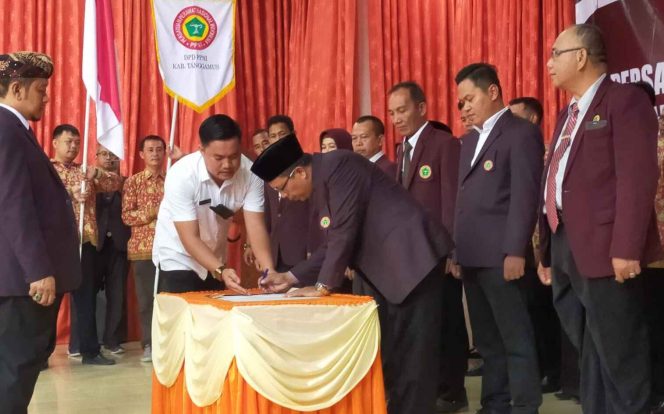 
 Ketua DPD PPNI Kabupaten Tanggamus, Dedy Heriyanto saat Menandatangani Memori Pelantikan di GSG Gisting, Rabu 3 Mei 2023. (Edi Hidayat/Media Prioritas).