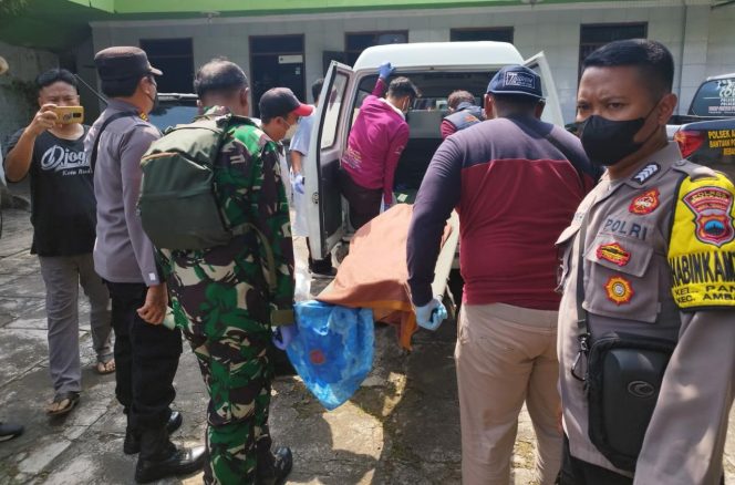 
 Jenazah Korban saat akan Dibawa ke Rumah Sakit, Kamis 18 Mei 2023. (Dok. Polres Semarang).