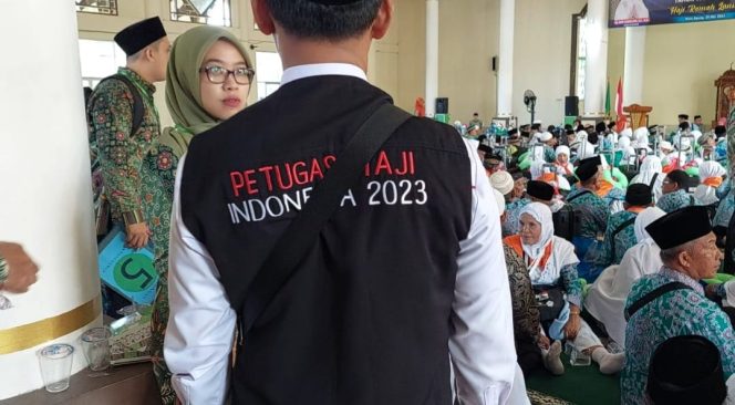 
 Salah Satu Petugas Haji Kabupaten Tanggamus Yang Berhasil Diabadikan di Masjid Islamic Center Kota Agung, Senin 29 Mei 2023. (Herdi/Media Prioriras).