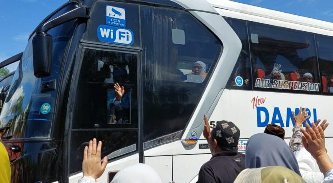 
 Lambaian Tangan Keluarga Melepas Keberangkatan Jamaah Haji Pada Bus Nomor 7, Rombongan Jamaah Haji Tanggamus 1444 H, di Islamic Center Kota Agung, Senin 29 Mei 2023, (Herdi/Media Prioritas).