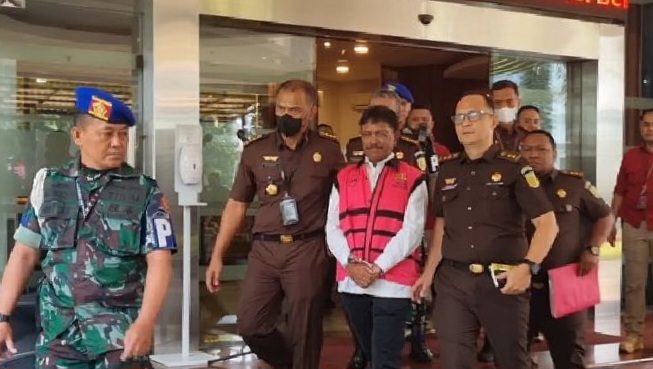 
 Menkominfo, Johnny Plate Saat Digiring ke Mobil Tahanan Oleh Petugas Kejagung, Rabu 17 Mei 2023. (Diki Irawan/Media Prioritas).