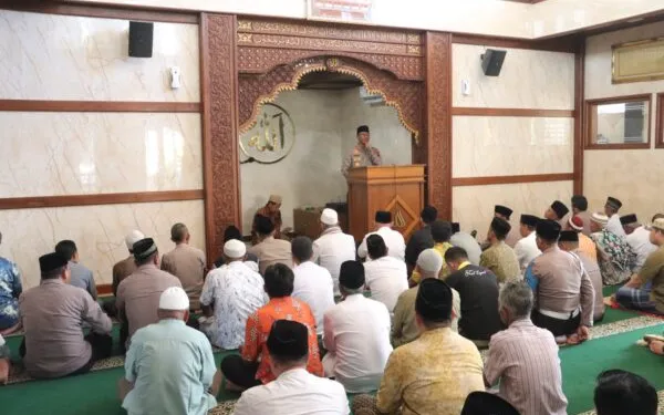 
 Kapolres Sukoharjo, Jateng, AKBP Sigit saat melaksanakan Safari Sholat Jumat di Masjid Wisanggeni, Kecamatan Gatak, Jumat (12/5/2023). (Saibumi/Media Prioritas).