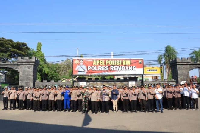 
 Kapolres Rembang dalam apel polisi RW, di halaman Markas Kepilisian Resort setempat, Selasa (16/5/2023)