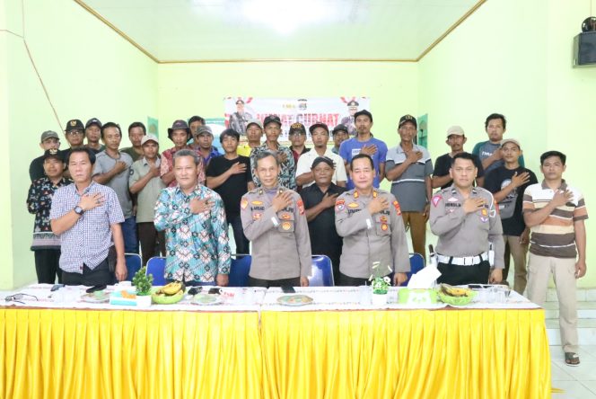 
 Gelar Jum’at Curhat, Polres Tulang Bawang Dengarkan Aspirasi Warga Moris Jaya