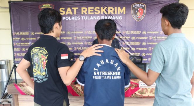 
 Tersangka NA (62), Pelaku Pembunuhan Terhadap Istri Sahnya Saat Ditunjukan Sebelum Konferensi Kapolres Tulang Bawang, Selasa 30 Mei 2023. (Saripuddin/Media Prioritas).