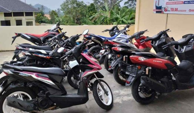 
 10 Sepeda Motor saat Diamankan di Halaman Satreskrim Polres Tanggamus, Rabu 14 Juni 2023. (Dok : Polres Tanggamus).