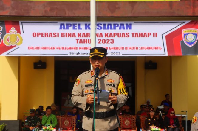 
 Kapolres Singkawang Pimpin Apel Gelar Pasukan Operasi Kepolisian Bina Karuna Kapuas Tahap II 2023 di Singkawang