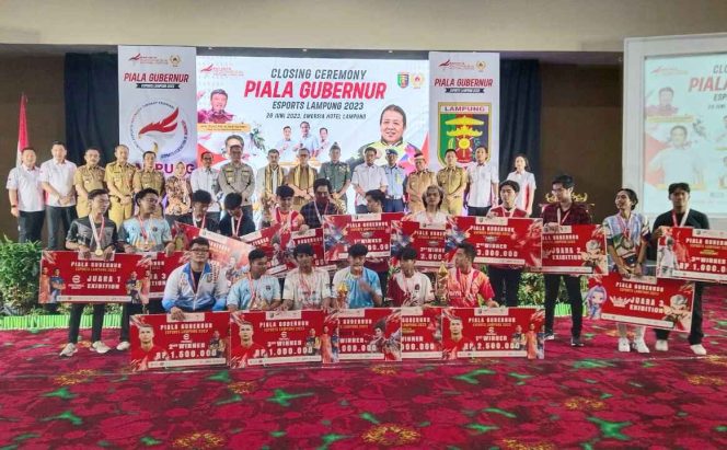 
 Penutupan Gelaran ESI Piala Gubernur Lampung saat Foto Bersama Para Peraih Juara, Senin 26 Juni 2023. (Eri/Media Prioritas).