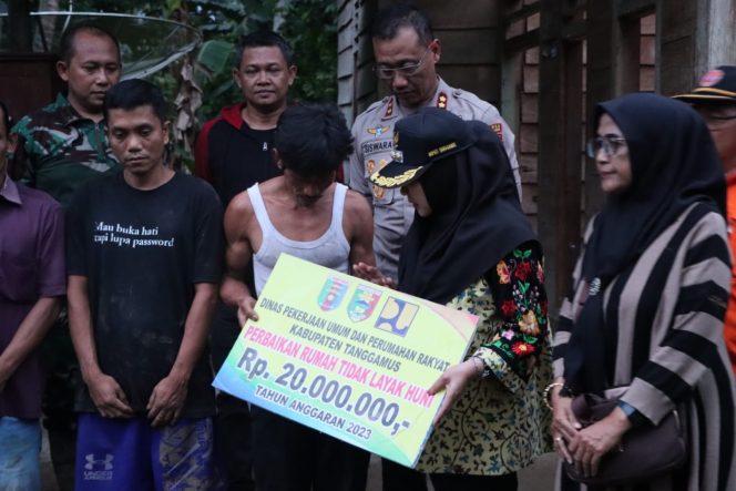 
 Penuh Haru, Bupati Tanggamus Hj. Dewi Handajani saat Menyerahkan Simbolis Bantuan Rumah di Dusun Mojoroto, Sukaraja, Tanggamus, Kamis 29 Juni 2023, petang. (Herdi/Media Prioritas).