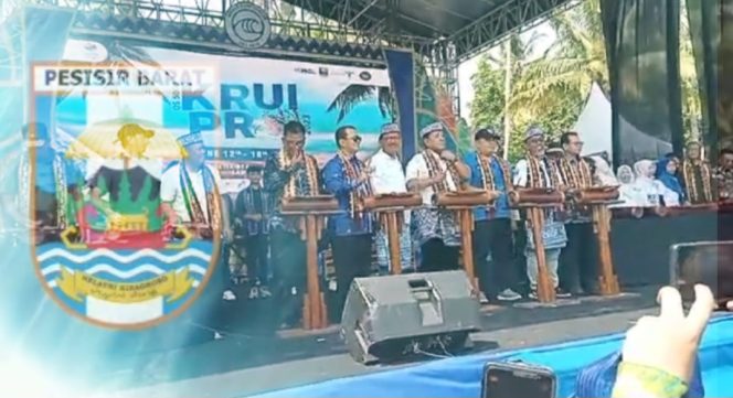 
 Pembukaan World Surfing League oleh Gubernur Lampung, Bupati Pesibar dan Pejabat Lainnya di Tanjung Setia, Senin 12 Juni 2023. (Suroso/Media Prioritas).