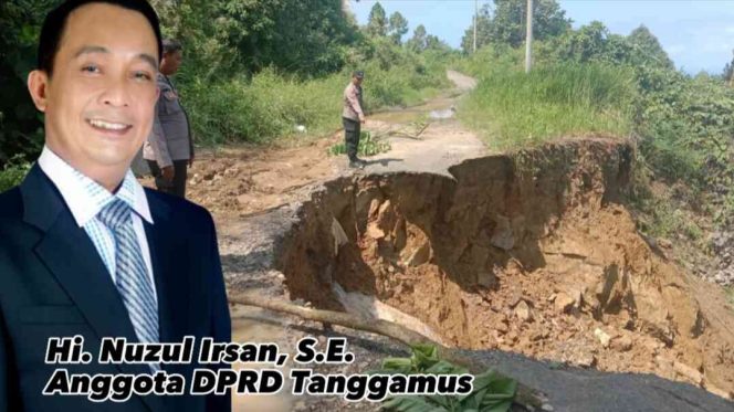 
 Jalan Longsor di Kelumbayan Barat saat Ditinjau Polisi, Minggu 25 Juni 2023, (Insert) Hi. Nuzul Irsan, Anggota DPRD Tanggamus. (Edi Hidayat/Media Prioritas).