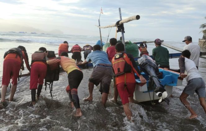 
 Proses Persiapan Pencarian Mahasiswa Itera yang Terseret Ombak di Pantai Kerbang, Pesisir Barat, Lampung, Sabtu 8 Juli 2023. (Dok : Basarnas Lampung).