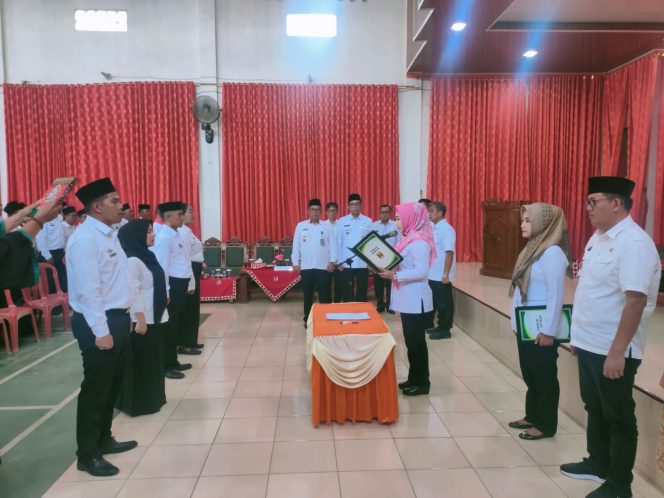 
 Bupati Tanggamus, Dewi Handajani saat Melantik 335 Guru Fungsional di GSG Gisting Bawah Kecamatan Gisting, Kamis 13 Juli 2023. (Dok : Kominfo Tanggamus).