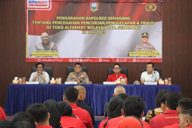 
 Cegah terjadinya tindak pidana, Polres Semarang berikan arahan kepada pegawai Alfamart.