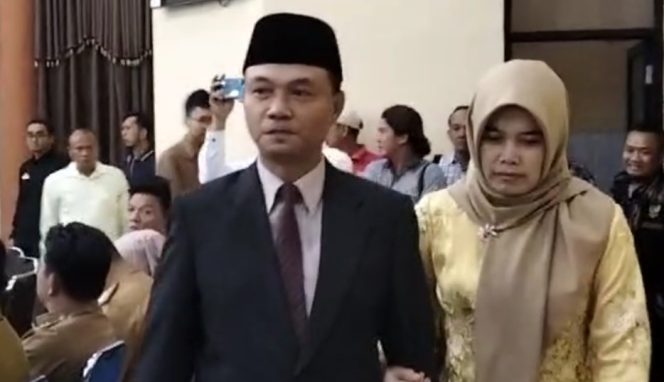 
 Politisi Partai Gerindra Tanggamus, Derry Ardiansyah Bersama Istri Tercinta Saat Akan Dilantik Menjadi Anggota DPRD Tanggamus Peridoe 2019 - 2024, Senin 3 Juli 2023. (Edi Hidayat/Media Prioritas).