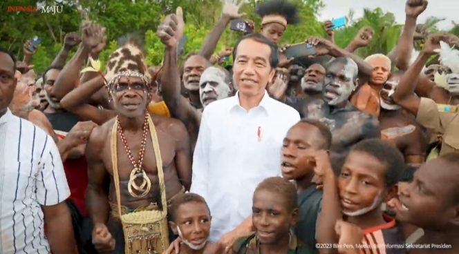 
 Presiden Jokowi Foto Bersama Penduduk Asmat, Papua Selatan, Kamis 6 Juli 2023. (Dok : BPMI Setpres).