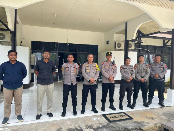 
 Polres Sekadau Amankan Proses Perbaikan Dokumen Persyaratan Bakal Calon Anggota DPRD di Kantor KPU