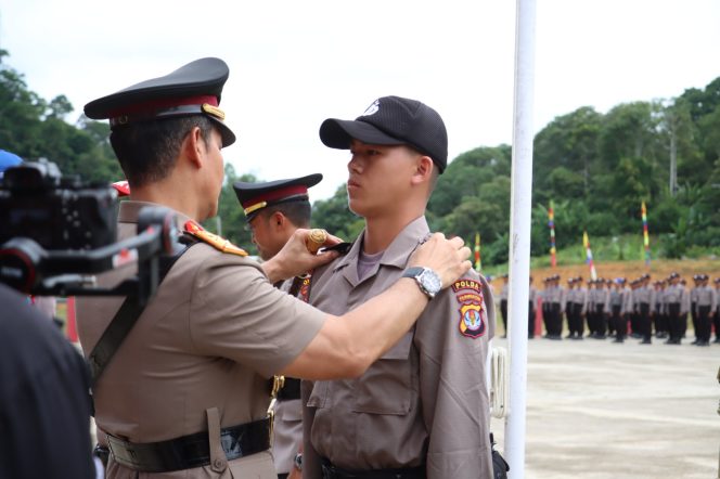 
 Kapolda Kaltara Irjen Pol Daniel Adityajaya Menyematkan Pangkat Tanda Pendidikan Pembentukan Bintara (Diktukba) Polri Helombang II tahun 2023, Selasa 25 Juli 2023. (CS/Media Prioritas).