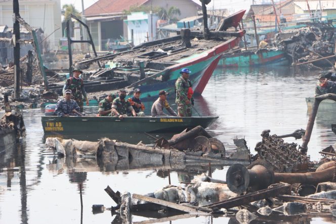 
 Evakuasi Kapal Yang Terbakar, Tim Gabungan TNI-Polri di Siagakan