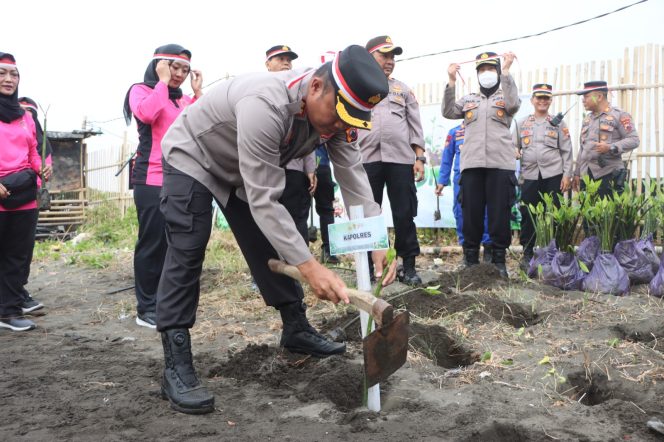 
 Pantai Pulau Kodok Jadi Sasaran Penghijauan, Ini Pesan Kapolres Tegal Kota