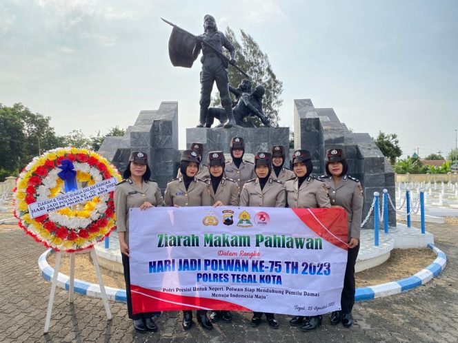 
 Peringati Hari Jadi ke-75, Polwan Polres Tegal Kota Gelar Ziarah ke TMP Pura Kusuma Negara