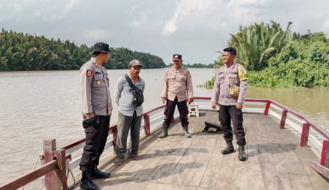 
 Gelar KRYD di Dermaga Penyeberangan, Kapolsek Rawa Pitu Sampaikan Dua Imbauan Kamtibmas