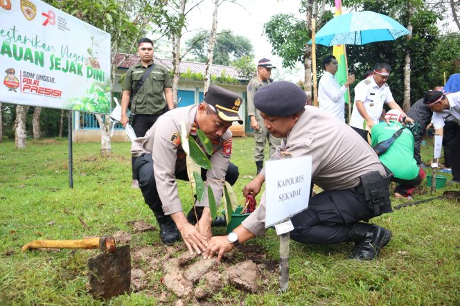 
 Caption Foto; Kapolres Sekadau AKBP Suyono saat menanam pohon produktif di Taman Kehati, Komplek Pemkab Km 9, Desa Bokak Sebumbun, Kecamatan Sekadau Hilir, Kabupaten Sekadau, pada Rabu (23/8/2023) pagi.