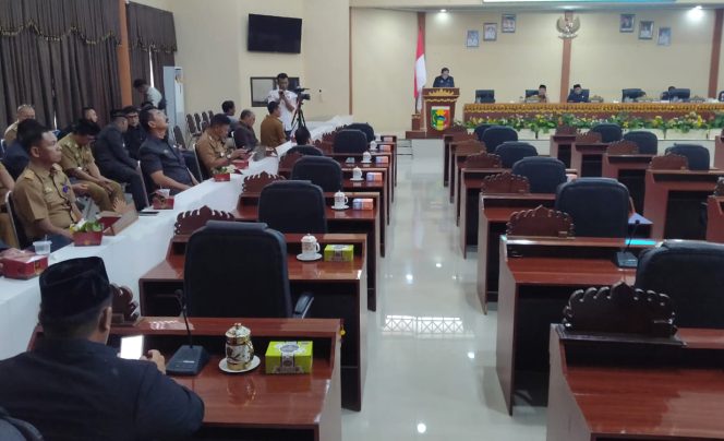 
 Wakil Anggota DPRD Tanggamus Kurnain saat Memimpin dan Menyampaikan Jadwal Ulang Dua Rapat Paripurna, Senin 8 Mei 2023. (Edi Hidayat/Media Prioritas).