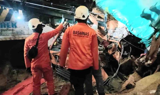 
 Tim SAR saat Mengevakuasi Korban Kecelakaan Truck Rem Blong di Dermaga 1 Bakauheni, Lampung Selatan, Sabtu 23 September 2023, malam. (Dok : Basarnas Lamsel).