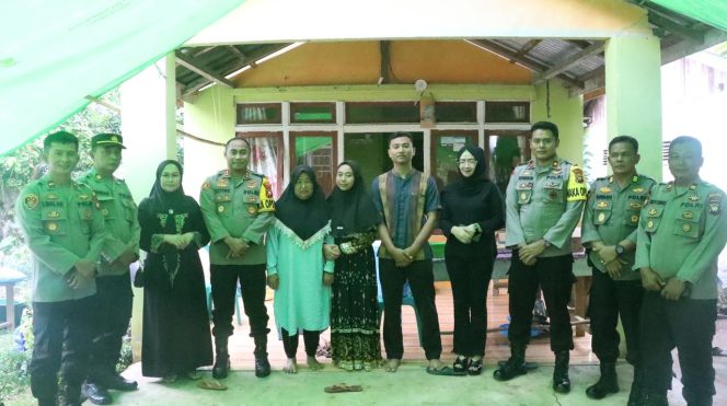 
 Pada kesempatan ini, Kapolres Sekadau AKBP Suyono memberikan tali asih kepada keluarga yang ditinggalkan, disertai ucapan belasungkawa dari keluarga besar Polres Sekadau kepada keluarga Bripda Wahyu.