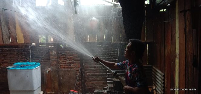 
 Petugas saat Melakukan Pemadaman Kebakaran Rumah di Semaka, Tanggamus, Senin 2 Oktober 2023, siang. (Dok : Polres Tanggamus).