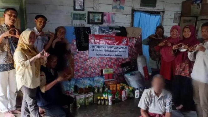 
 Perwakilan Kemensos  Yang Datang ke Kediaman Mega Sakti, Lansia Lumpuh Penderita Tumor Lidah Warga Pasir Ukir Pagelaran, Pringsewu, Lampung. (Dok : Humas Sentra Handayani Jakarta)