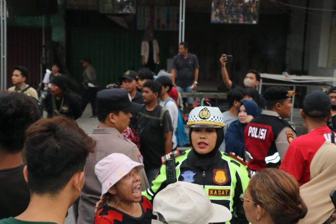 
 Proses Pasang Plang Revitalisasi di Pasar Kutabumi Tangerang Ricuh, Petugas Dihadang Pedagang