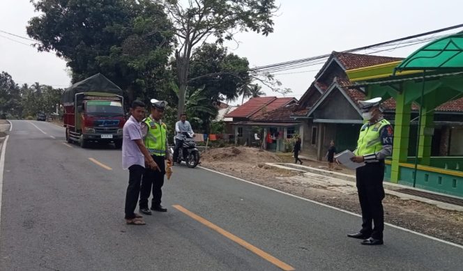 
 Polisi saat Melakukan Olah TKP Kecelakaan Lalu Lintas di Jalan Raya Pekon Kagungan, Kota Agung Timur, Tanggamus, Sabtu 28 Oktober 2023. (Dok : Polres Tanggamus).