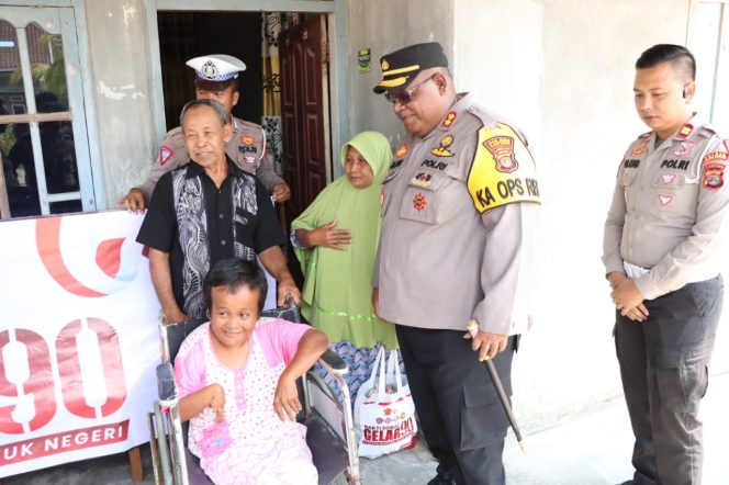 
 Polres Tulang Bawang Laksanakan Baksos Gelar 90, AKBP Jibrael: Ratusan Paket Dibagikan Secara Gratis