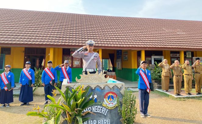 
 Jadi Pembina Upacara di SMP Negeri 1 Banjar Baru, Ini Pesan Kasat Lantas Polres Tulang Bawang