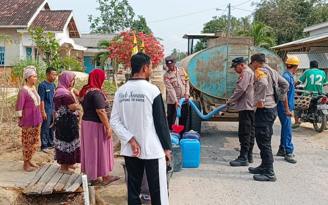 
 Polri Peduli Lingkungan, AKP Junaidi: Enam Ribu Liter Air Bersih Dibagikan Secara Gratis