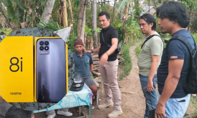 
 Polisi saat Menangkap Mahendra, Pelaku Pencurian  HP di Pekon Sidorejo, Sumberejo, Tanggamus, Kamis 5 Oktober 2023, sore dan Insert HP Milik Korban Yang Diamankan. (Dok : Polres Tanggamus)