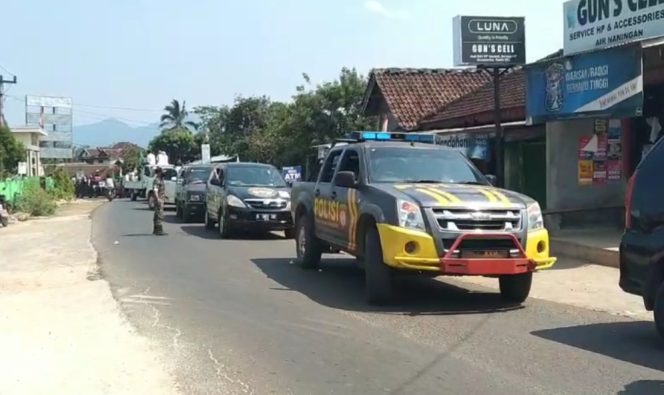 
 Rombongan Pawai Hari Santri Granat Tanggamus dan Ponpes Al-Qodir Batu Tegi Dalam Pengawalan Polisi, Minggu 22 Oktober 2023. (Herdi/Media Prioritas).