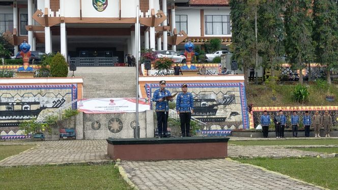 
 Pejabat Bupati Tanggamus, Mulyadi Irsan saat Memimpin Upacara Hari Kesaktian Pancasila dan Sumpah Pemuda di Lapangan Pemkab setempat, Senin 2 Oktober 2023. (Edi Hidayat/Media Prioritas).