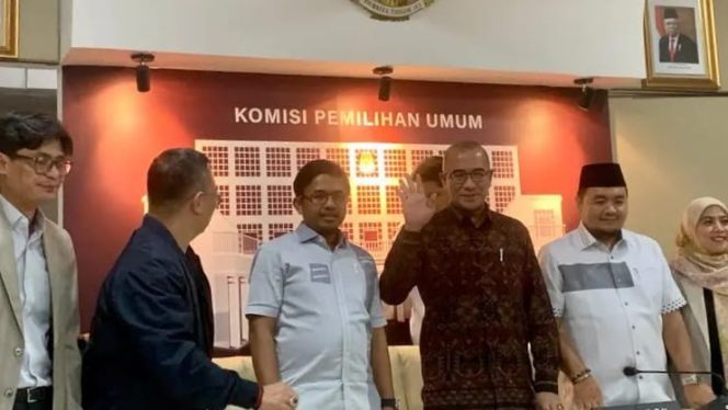 
 KPU RI, dalam konferensi pers penetapan tiga pasangan calon presiden (capres) dan calon wakil presiden (cawapres) yang memenuhi syarat untuk mengikuti Pemilu 2024. (Ubay/Media Prioritas)