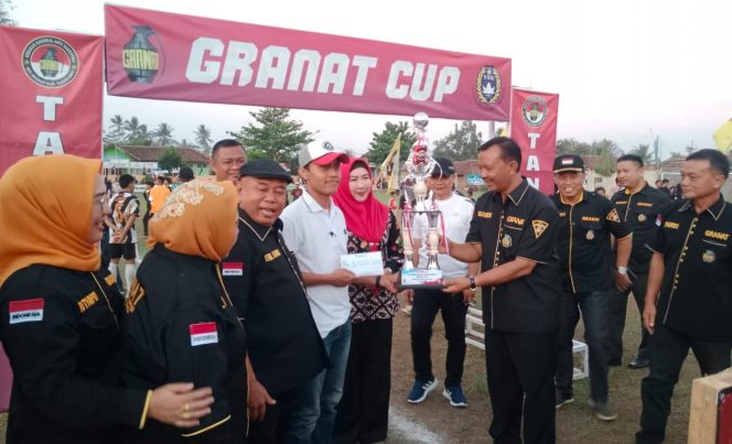 
 Agus Ciek, Ketua Granat Tanggamus saat menyerahkan piala dan hadiah kepada juara turnamen, Minggu 19 Nopember 2023. (Herdi/Media Prioritas)