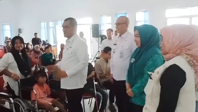 
 Prosesi penyerahan bantuan Program Yansos Jejama Dinsos Lampung di GFU Islamic Center, Kota Agung, Tanggamus, Rabu 22 Nopember 2023. (Herdi/Media Prioritas)