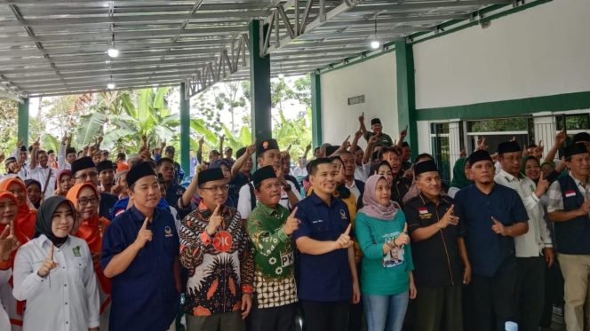 
 Salam satu jari partai pengusung pasangan Capres dan Cawapres AMIN saat Konsolidasi di Kantor DPD PKB Kabupaten Tanggamus, Rabu 22 Nopember 2023. (Edi Hidayat/Media Prioritas)