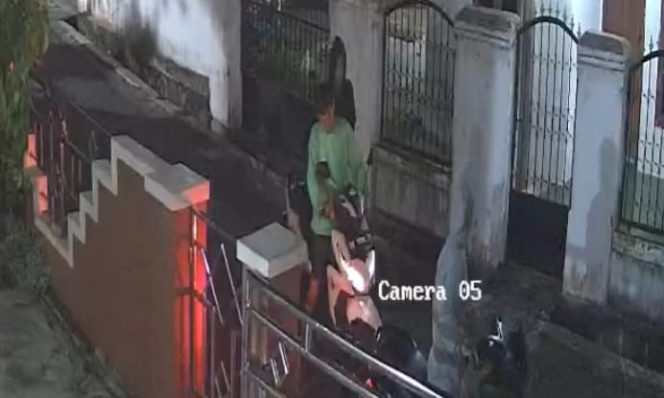 
 Tersangka HP bersama dua rekannya terekam CCTV saat membawa kabur motor hasil pencurian di toko eva kosmetik, Senin 20 Nopember 2023, malam. (Dok : Istimewa)