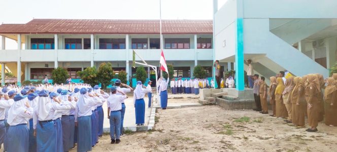 
 Cegah Kenakalan Remaja, PJU Polres Tulang Bawang Serentak Jadi Pembina Upacara