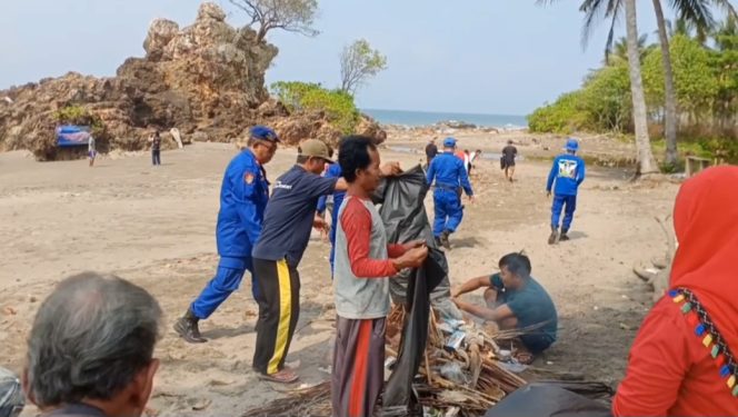 
 Kasat Polairud Polres Tanggamus Iptu Zulkarnain dan Anggotanya Bersama Warga Bersihkan Sampah Pantai Karang Bolong, Limau, Jumat 3 Oktober 2023.